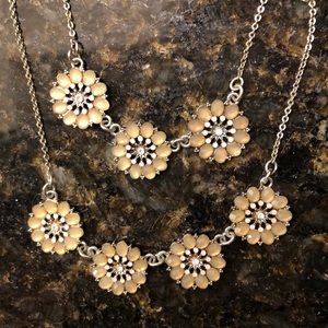 The Limited flower necklace